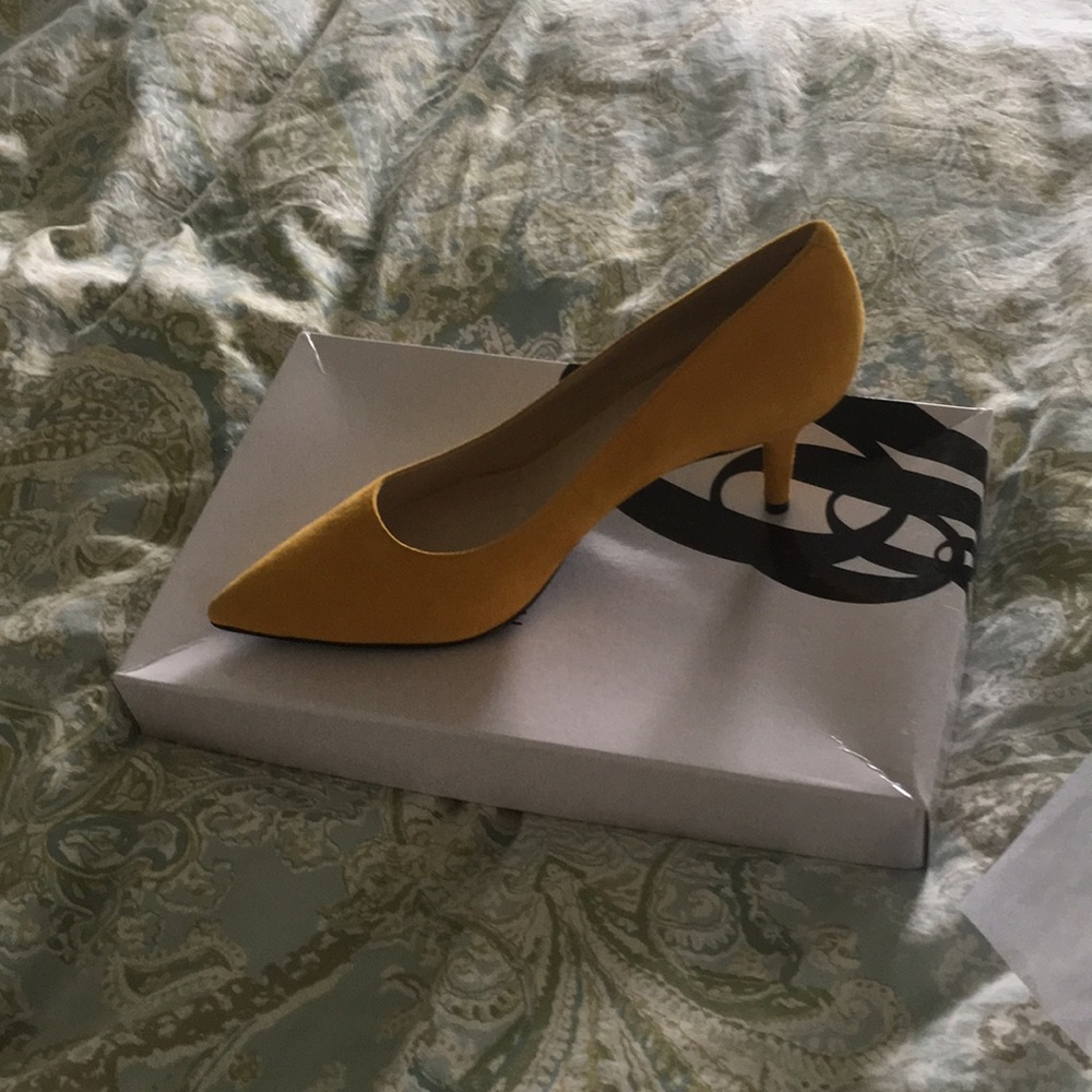 Nine West yellow pumps